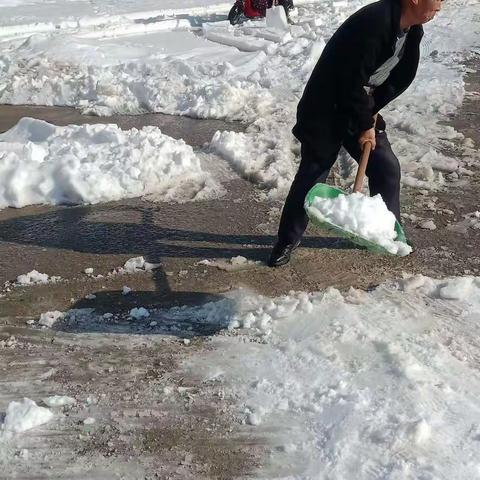 牛分岭村村民义务清雪除冰在行动 志愿服务暖人心！