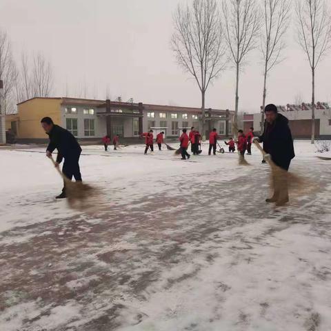 扫雪除冰献真情，一扫一铲显真爱——常河镇中心小学扫雪铲冰纪实