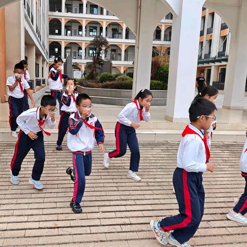 筑牢安全防线 护航成长之路 ——岐江实验小学开展消防应急演练活动