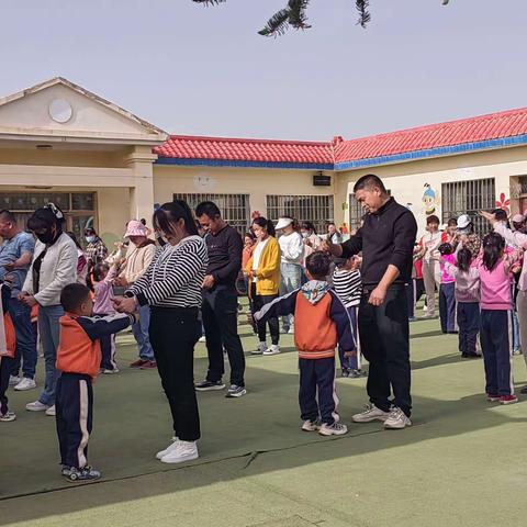 十里铺小学附设幼儿园开展五一“劳动者之歌”亲子活动