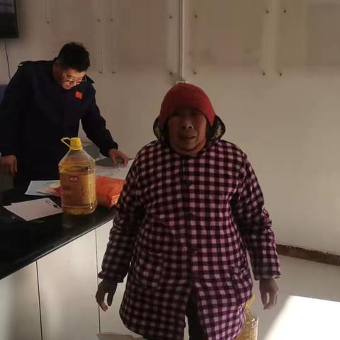 【新时代文明实践站铜山在行动】魏集村委会为困难户、五保老人发放春节慰问品活动