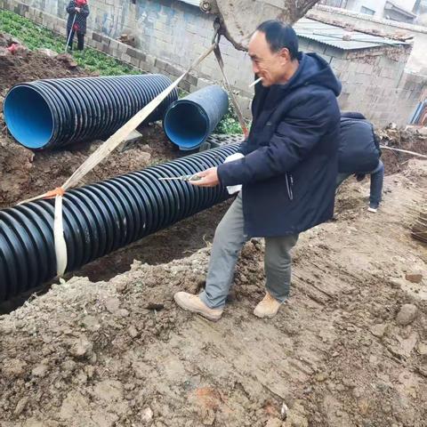 【新时代文明实践站铜山在行动】魏集村为群众汛期铺设排水管道