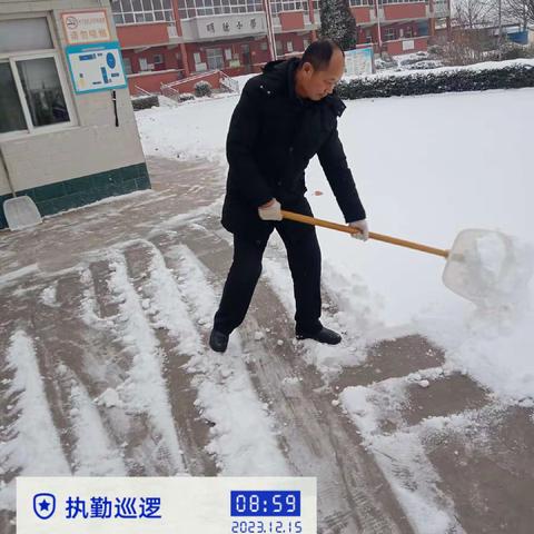 【大雪过后，尼家庄明德小学激烈的清理场面】