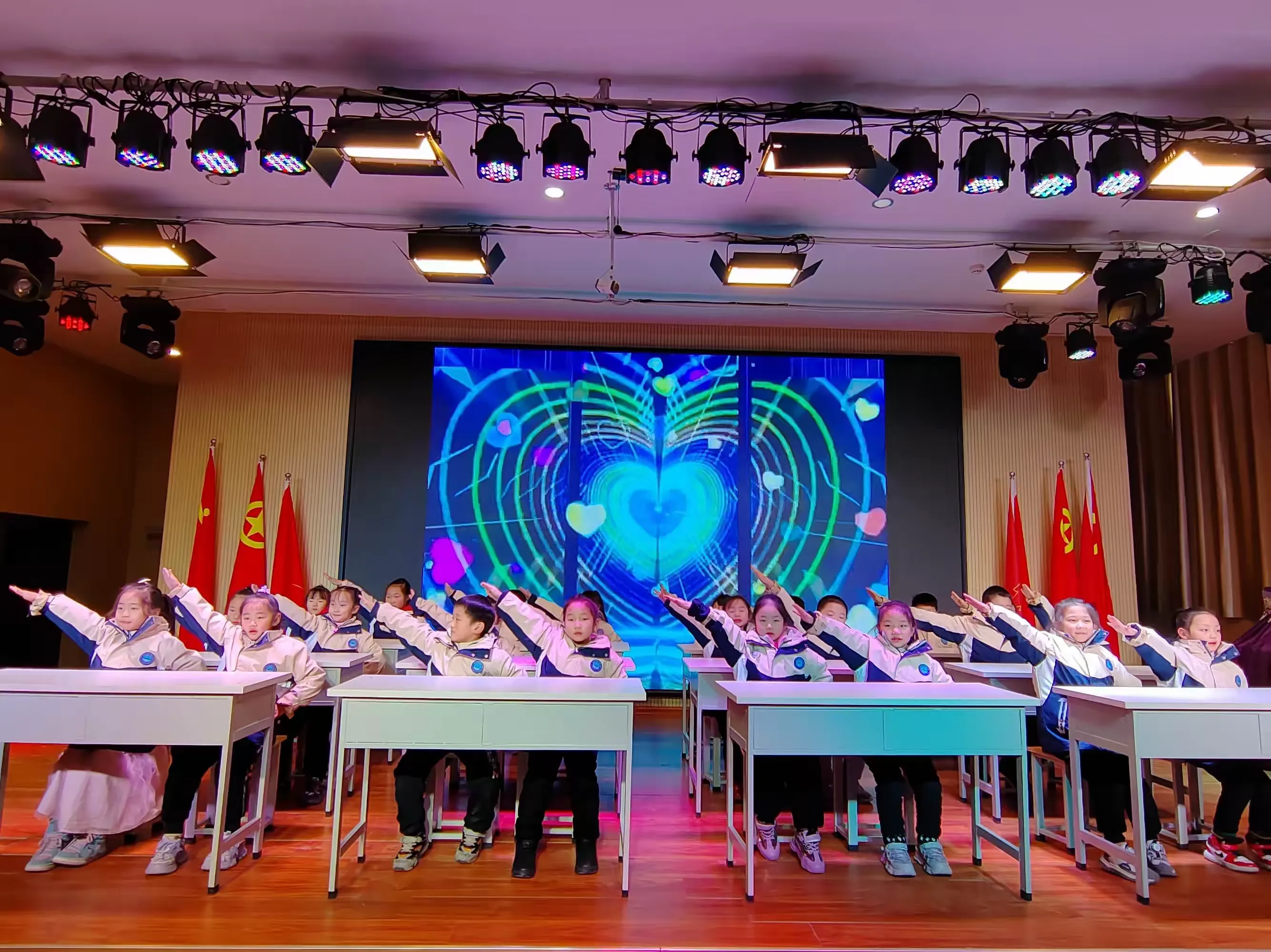 简篇-“舞动校园,让梦飞翔” --许昌市许州路小学首届课桌舞比赛