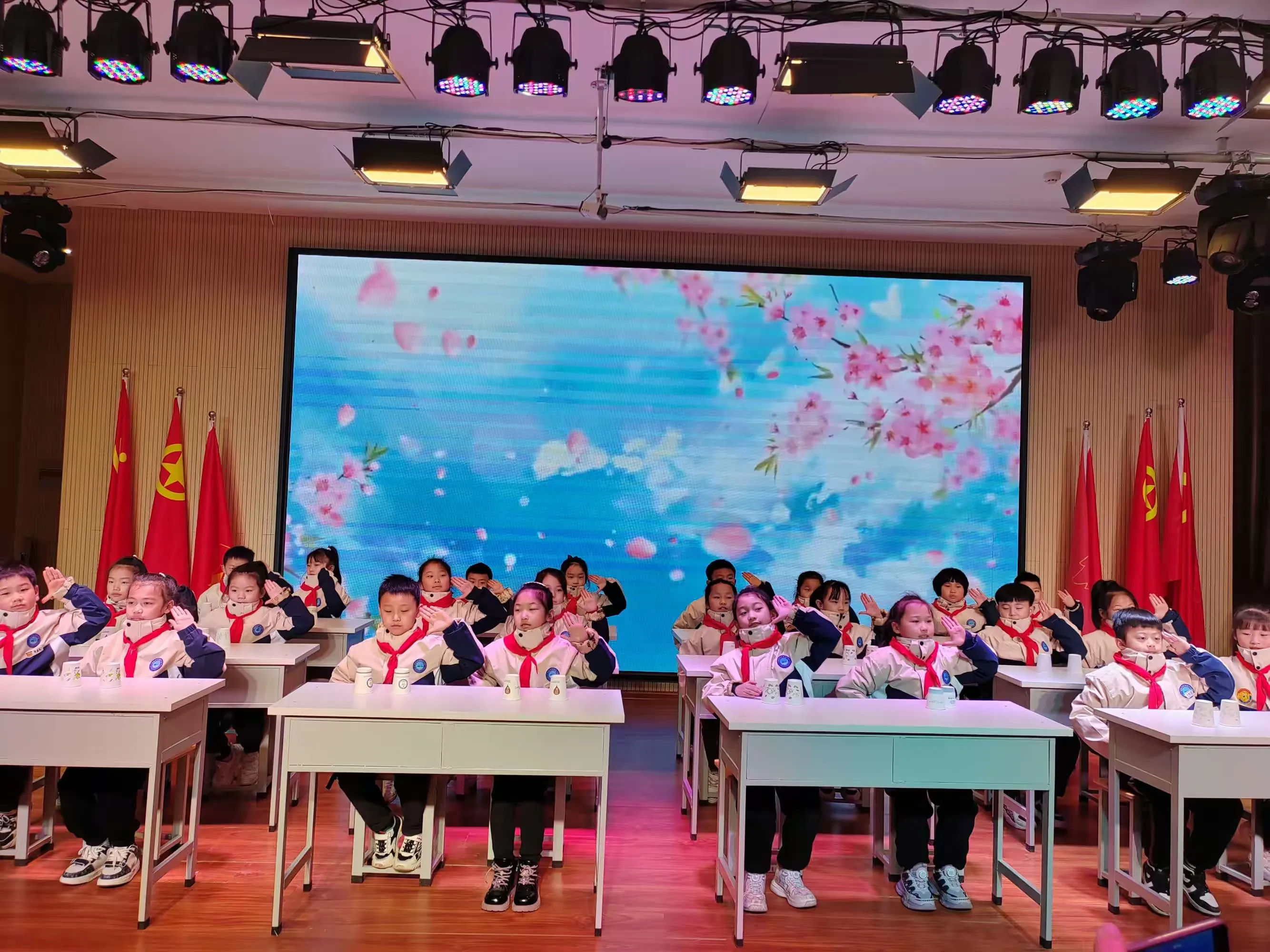 简篇-“舞动校园,让梦飞翔” --许昌市许州路小学首届课桌舞比赛