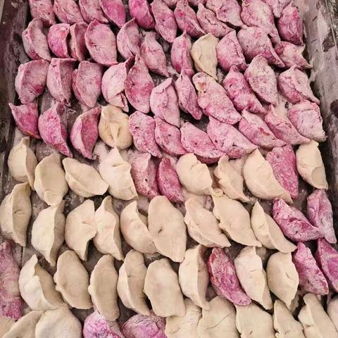 ❄️一年一冬     一冬一至❄️ 一年的快乐也如期而至🎊 冬至大如年，人间小团圆👨‍👩‍👧‍👦 ㊗️大家冬至都有饺子🥟吃 🥰幸福无所不至💕