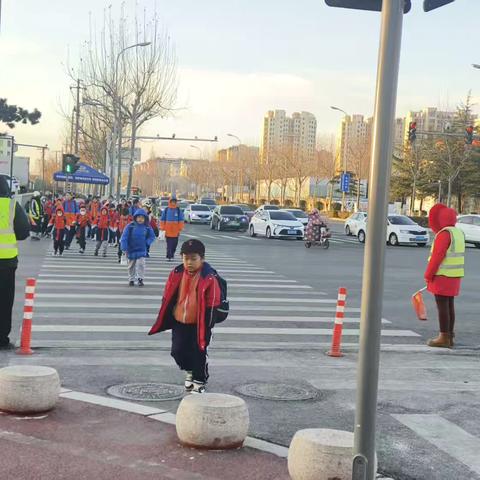 寒风中的坚守——三年级五班执勤日 ‍