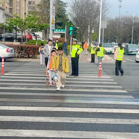 家校携手，为爱“站岗” ——三年级五班护学岗执勤