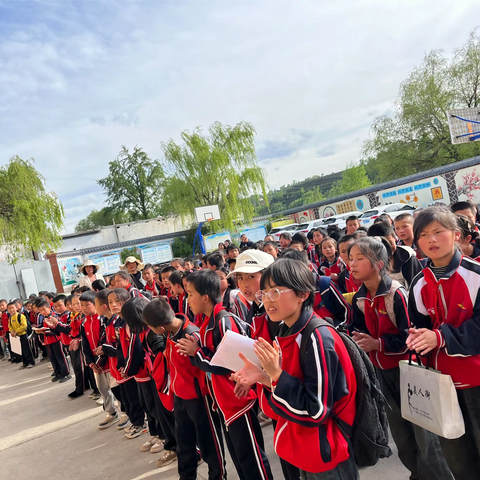 杨马族小学期中考试表彰会