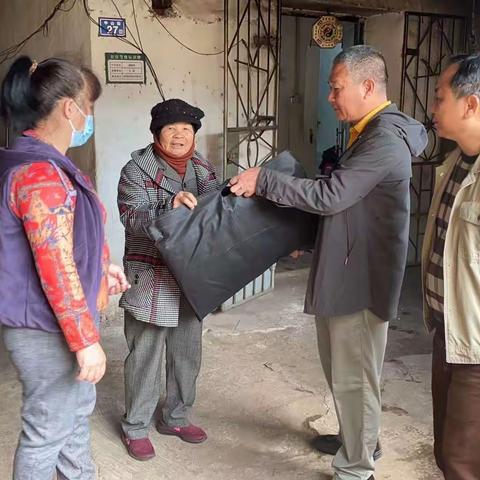 博厚居委会暖心慰问：地冻天寒送温情