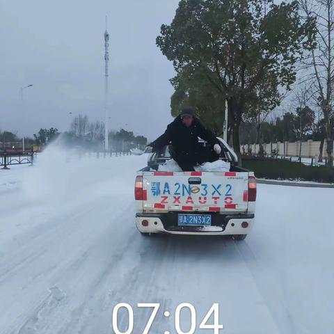 盘龙城开展铲雪除冰大扫除活动
