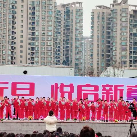 "迎春纳福，共庆元旦：火炬小学5年级2班的欢乐盛典"