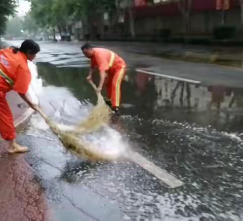 济中城发：雨后洁城不停歇，清淤保畅换新颜