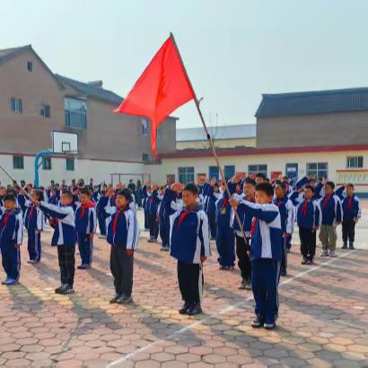 争做新时代好少年——潞州区南关小学庆祝中国少年先锋队建队74周年暨第二批新队员入队仪式