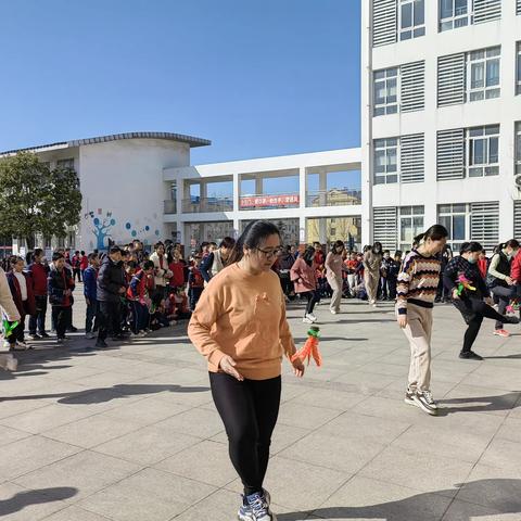 “戮力同心，展巾帼风采”东关小学三八妇女节趣味运动会