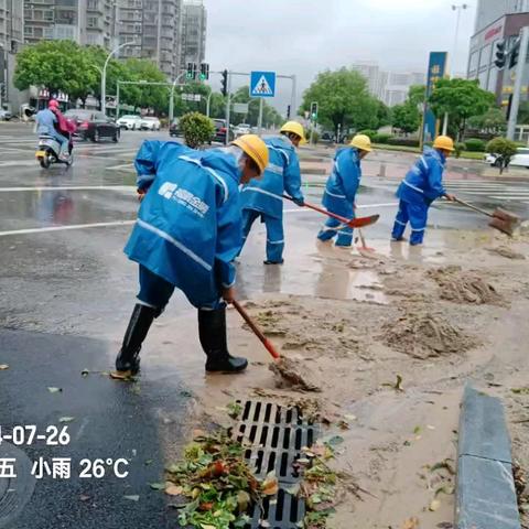 福建金顺福清分公司在“格美”台风过后全力做好雨后道路保洁清扫、清运工作