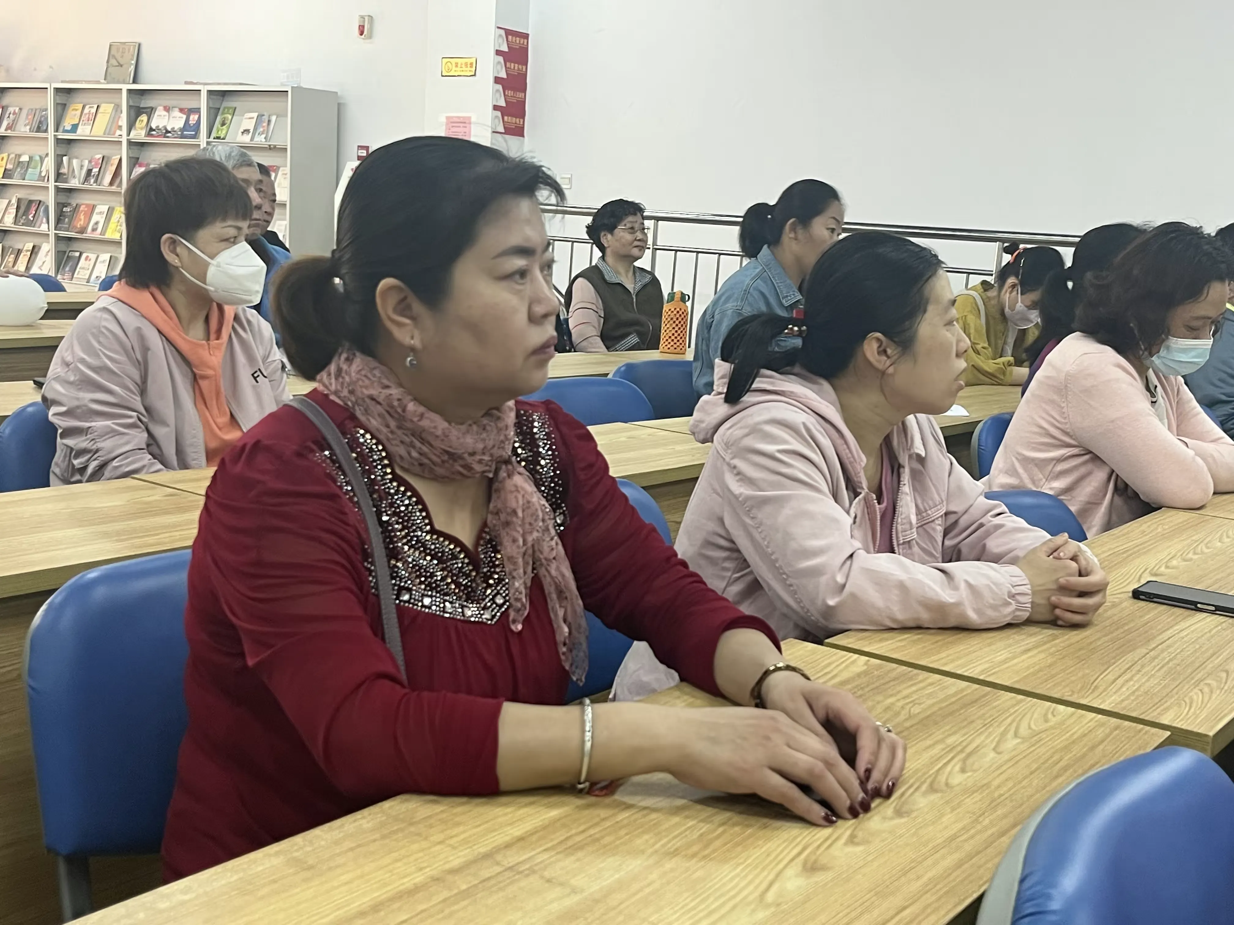 简篇-尚科学 反邪教 促稳定 除黑恶
——德裕家园第二社区开展扫黑除恶、反邪教宣传工作