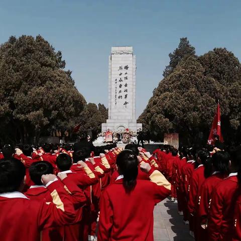 清明祭英烈，丰碑励少年