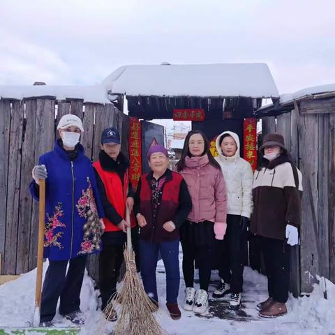 林电社区志愿服务队开展清扫积雪、保障老人出行无忧