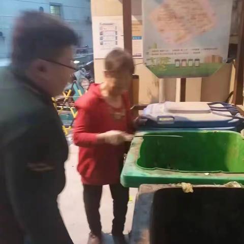 [槐荫区中大槐树街道昆仑街社区]开展垃圾分类检查  促进社区低碳生活
