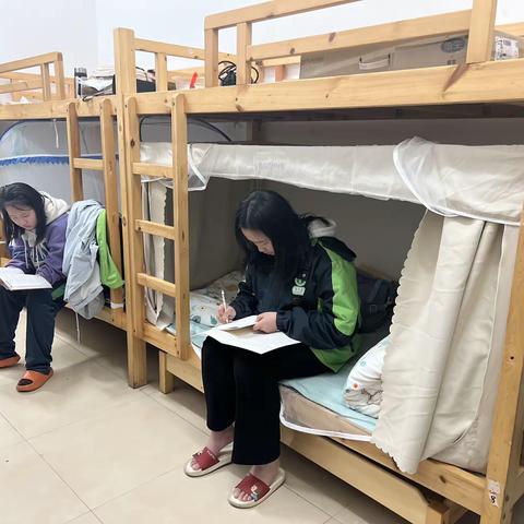 第四周八年级2201～2202班女生寝室日常