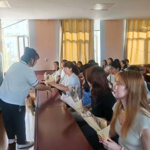 教师节献花敬师者 双场宣讲护成长