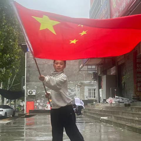 童心向国旗，定格最美瞬间——二年级“我和国旗合个影”活动纪实