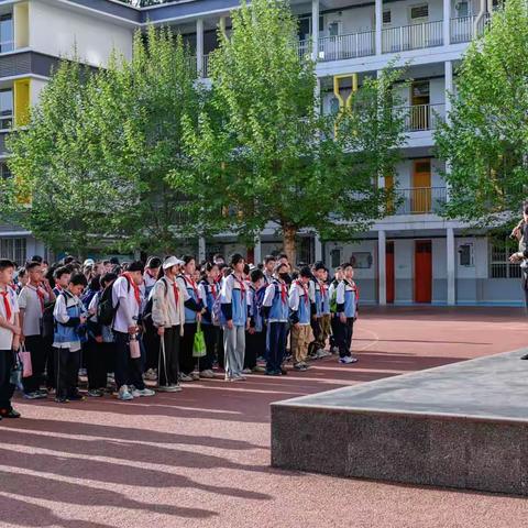 探秘兵器发展  体验国防技能———西安市新城区自达小学六年级渭南军博园研学实践活动