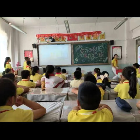 白银区第三小学五年级四班民族团结一家亲主题班队会。主持人：李梓逸 、陈科睿 、贾世昌 、李嘉亨