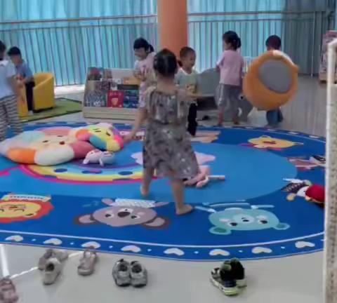 小班幼儿自主阅读视频2