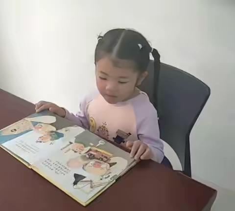 中一班幼儿自主阅读视频