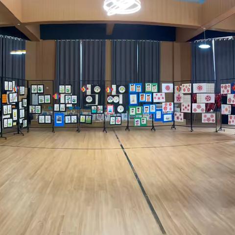 以美育心，向美而行——重庆路小学参观校内画展活动纪实
