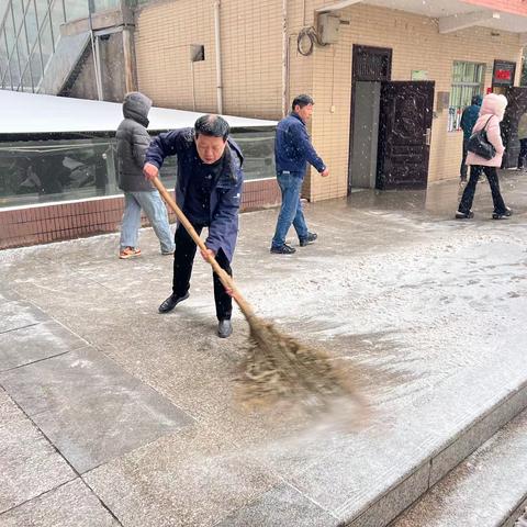 瑞雪纷飞时 除雪暖人心