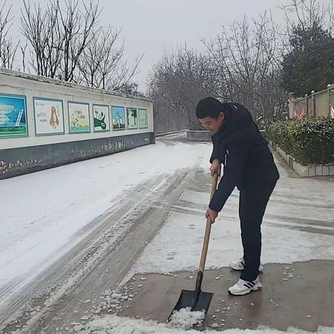 铲冰除雪保畅通 齐心协力暖人心