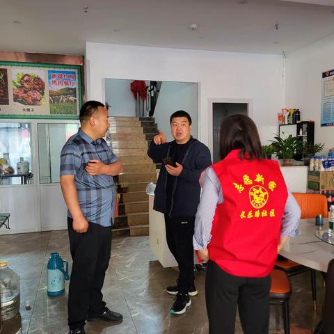 长乐路社区网格员巡查排隐患筑牢安全网