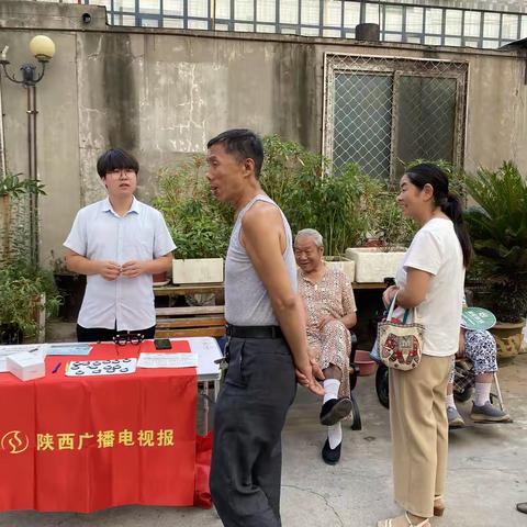 东新社区开展“爱眼义诊进社区，健康服务暖人心”暨免费配镜活动