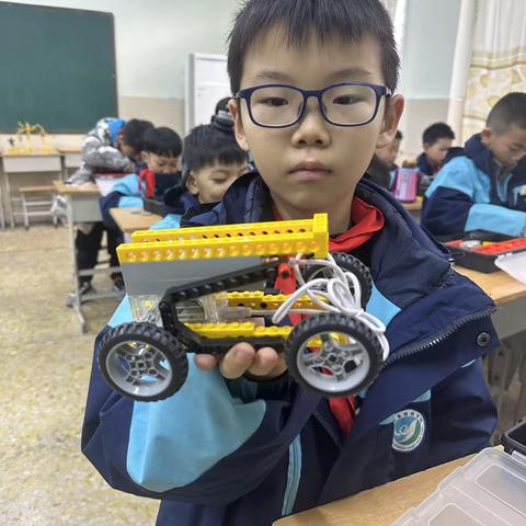 西苑小学七里站校区机器人搭建第十二节