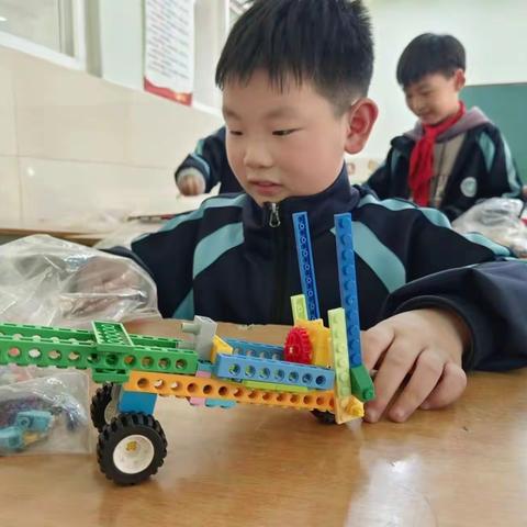 西苑小学七里站校区机器人搭建第四节