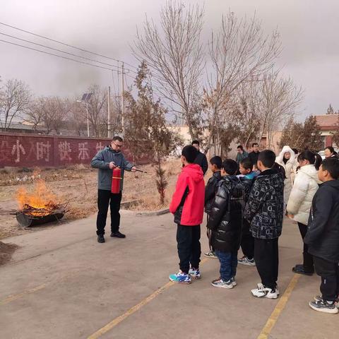 火灾无情，防火有道——民勤县东坝镇完全小学开展消防安全应急疏散演练