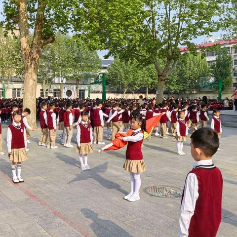 石家庄市友谊大街小学一年级八班：五星红旗迎风飘扬