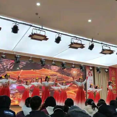 张灯结彩迎新年，齐心协力谱新篇——内乡县灵山雷锋学校喜迎元旦晚会