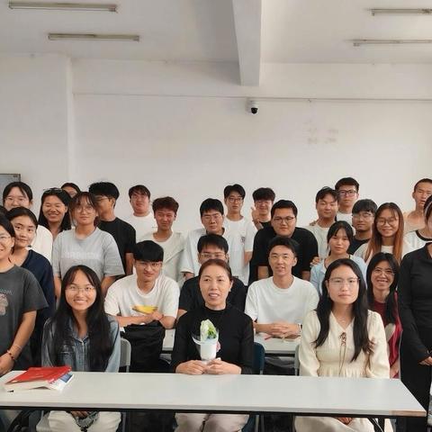 赓续育人初心，礼敬三尺芳华