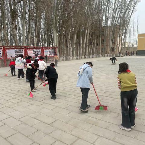 阿依库勒乡中心小学学雷锋月大扫除活动