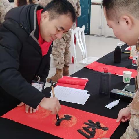 “妙笔翰墨送祝福  军警民共建迎新春”———库尔勒市第十一小学开展“双拥”慰问活动