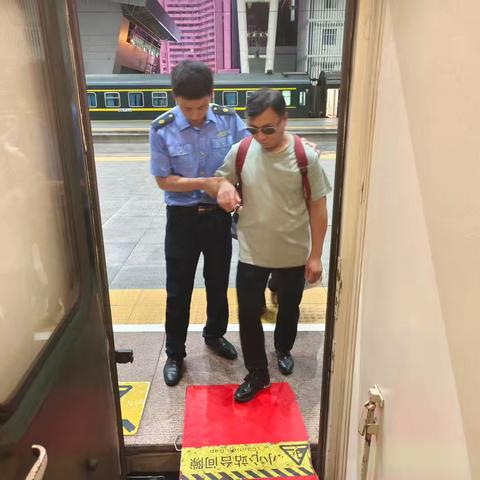 暑运中的温情守护——K692昆明五组的担当与坚守