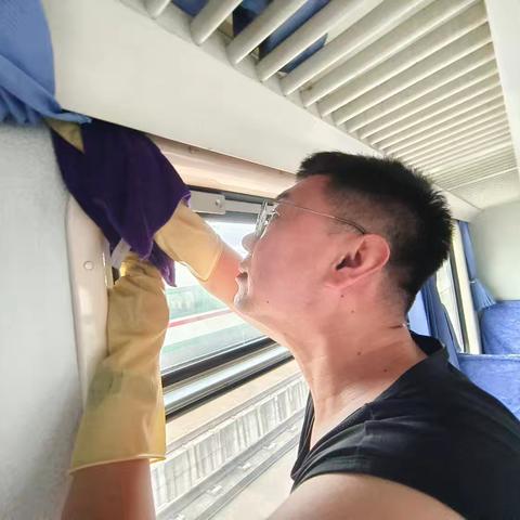 暑运收尾不松劲，车厢焕新展担当