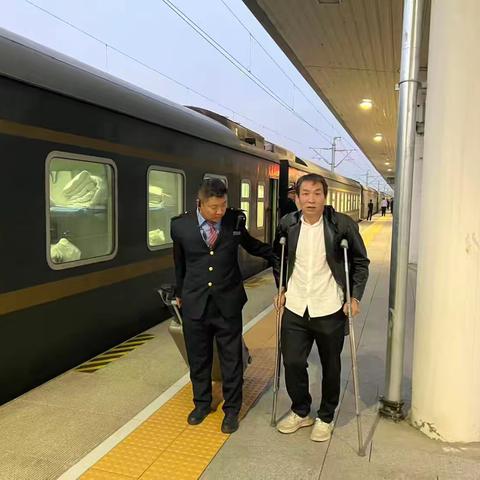 暖心服务：国庆列车上的温情一幕