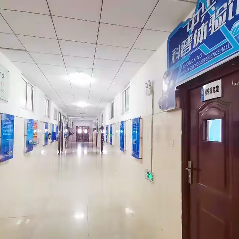 课间“零距离” 科普“触手及”——中兴小学科普长廊变身沉浸式探索乐园