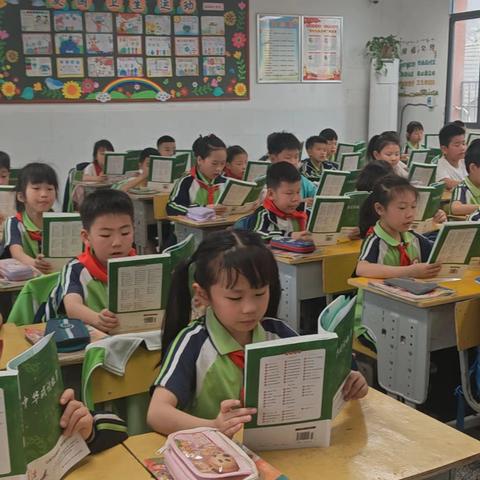 童声诵经典 书香满校园