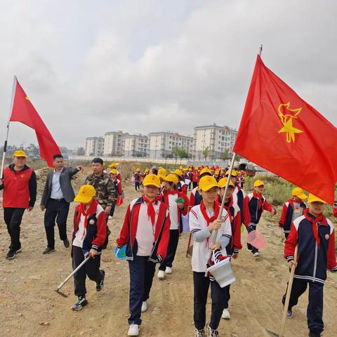 “植”此绿美  共“树”未来——马关县第二小学第46个植树节党建带队建植树活动